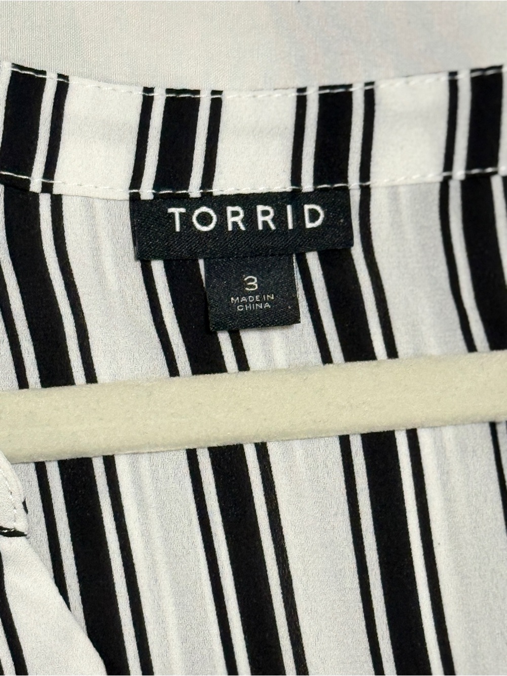 Torrid Blouse 3 Black White Striped Popover V Neck Roll Tab Sleeve Pockets - Picture 3 of 7
